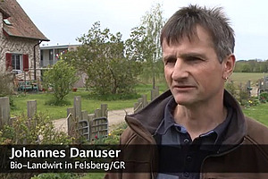 Biolandwirt gibt ein Interview.