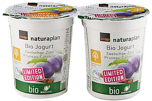 Jogurth mit Zwetschgen und Zimt, mit gruenem Biolabel