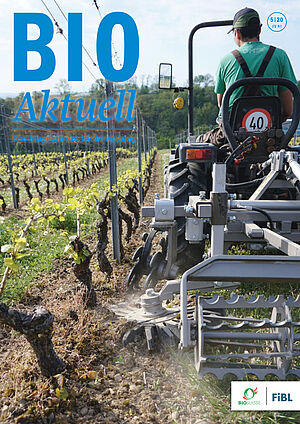 Titelseite Bioaktuell 5|2020, ein Mann fährt mit dem Traktor mit Roll- und Fingerhacke durch eine Rebstockreihe