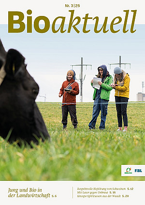 Titelseite Bioaktuell 3|25: Kopf einer Kuh im Vordergrund, im Hintergrund 3 Menschen, die Notizen machen.