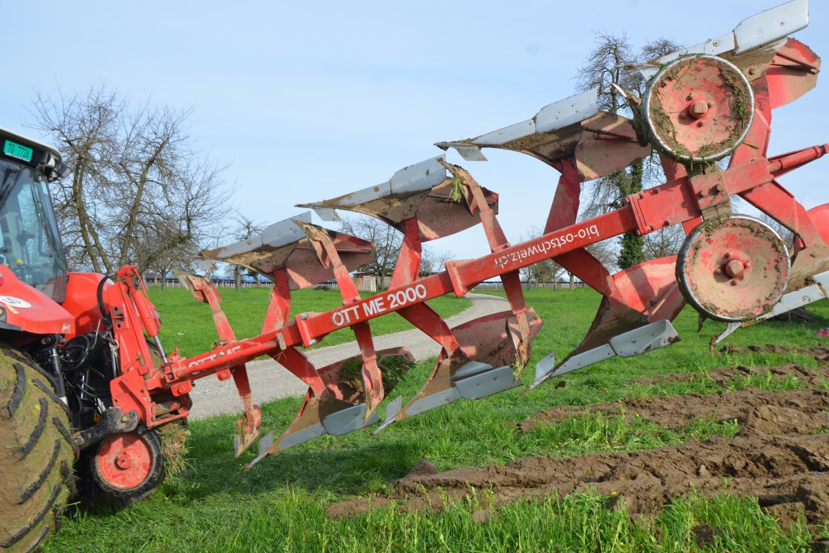Der Flachflug angehoben hinter dem Traktor. 